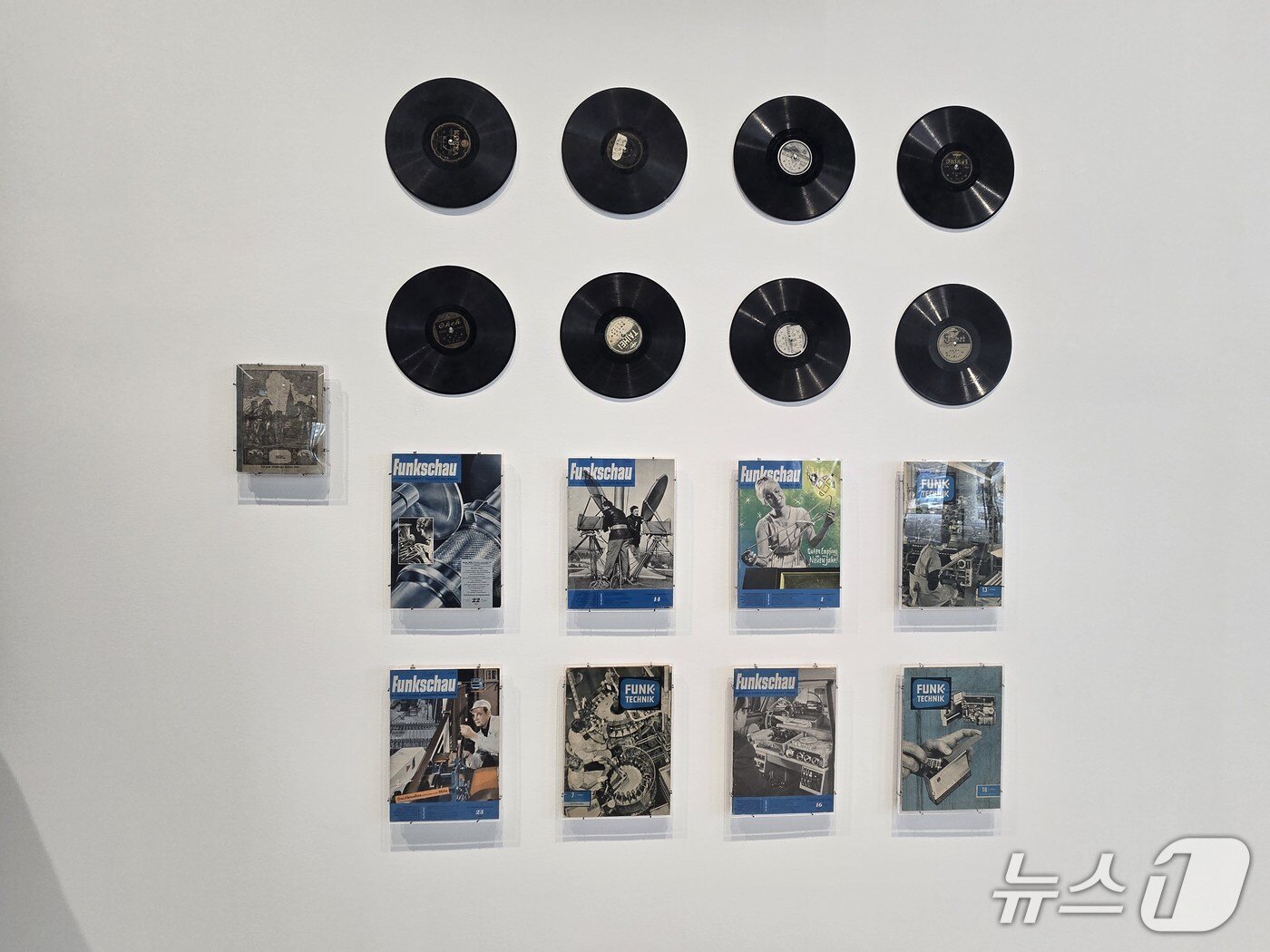 본문 이미지 - 이번 전시에서 최초로 공개되는 백남준의 미공개작 '미디어 샌드위치'(1961–1964). ⓒ 뉴스1 김정한 기자