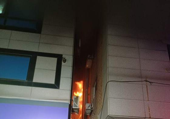 바퀴벌레 잡으려다 집 태워 이웃 숨지게 한 30대 항소심 '금고형'