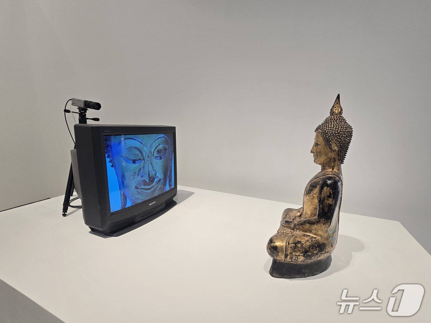 본문 이미지 - 백남준의 대표작 '골드 TV 부처'(2005)가 전시장에 배치되어 있다. ⓒ 뉴스1 김정한 기자