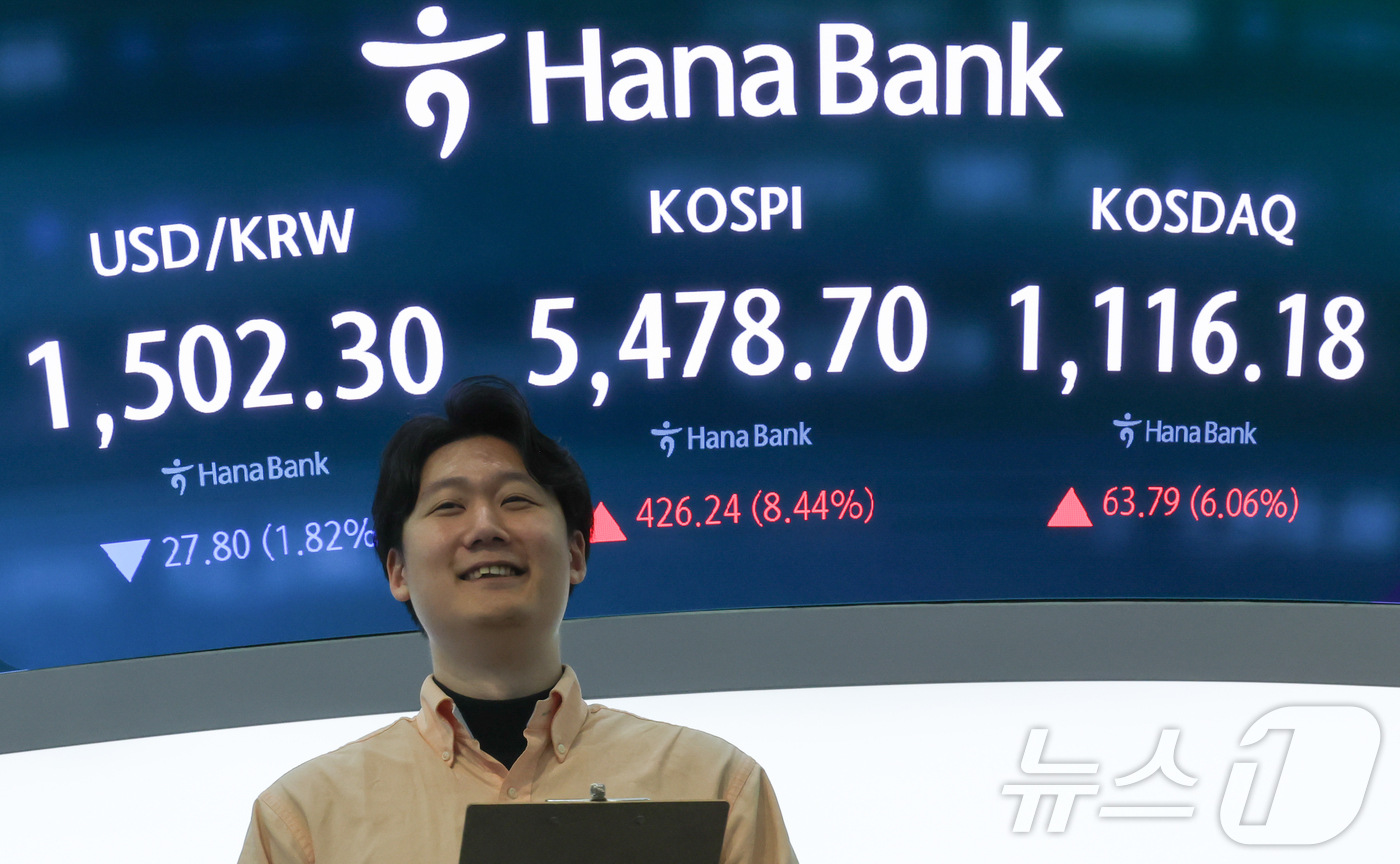 (서울=뉴스1) 이종수 인턴기자 = 1일 서울 중구 하나은행 딜링룸 전광판에 코스피와 코스닥 종가, 원·달러 환율이 표시되고 있다. 이날 코스피와 코스닥은 상승 마감했고 환율은 하 …