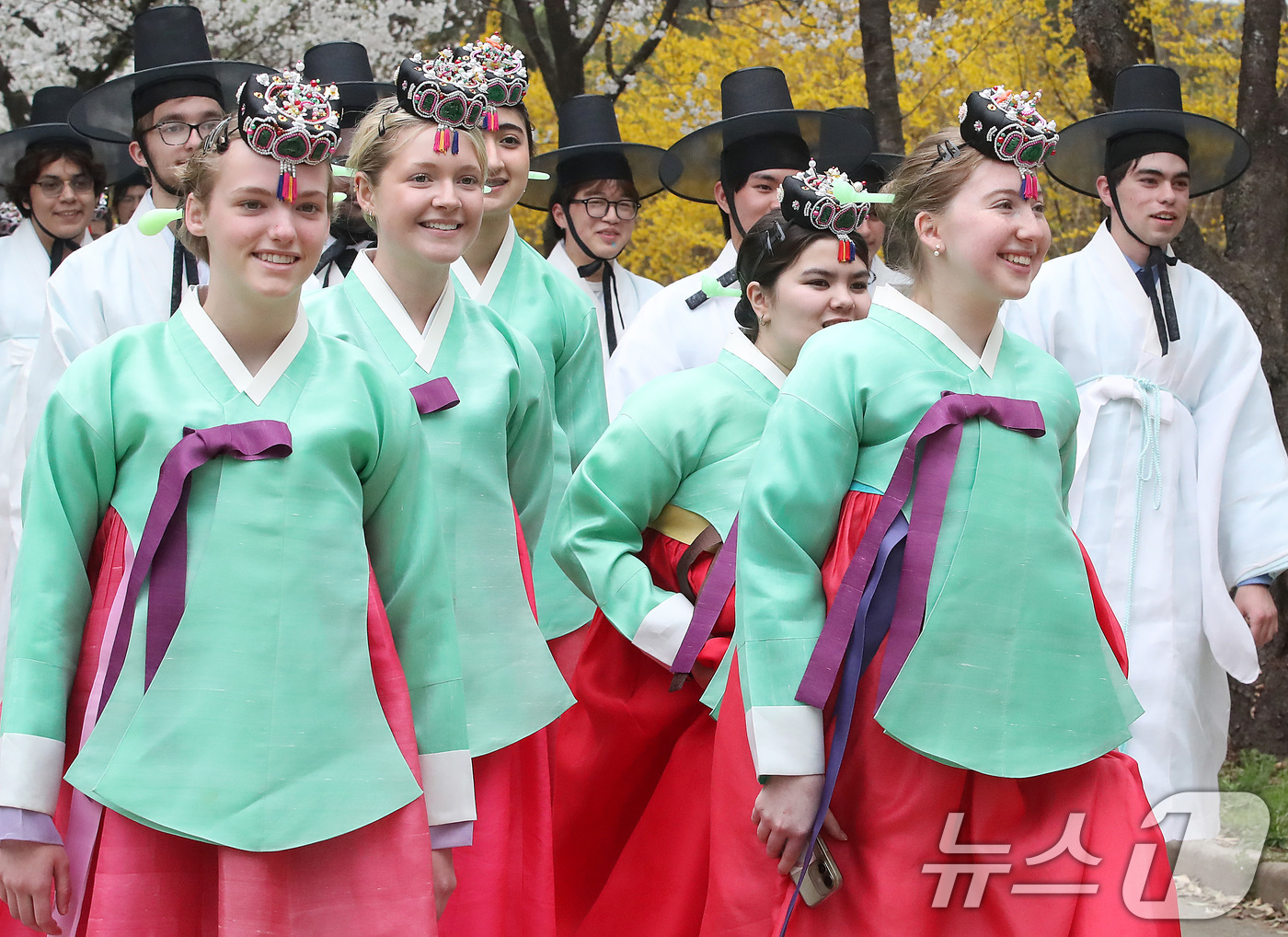 (경산=뉴스1) 공정식 기자 = 1일 오후 영남대 경산캠퍼스를 찾은 미국 고교생들이 한복을 곱게 차려입고 민속촌 벚꽃길을 걷고 있다. 학생들은 열흘간 한국에 머물며 전통 성년식인 …
