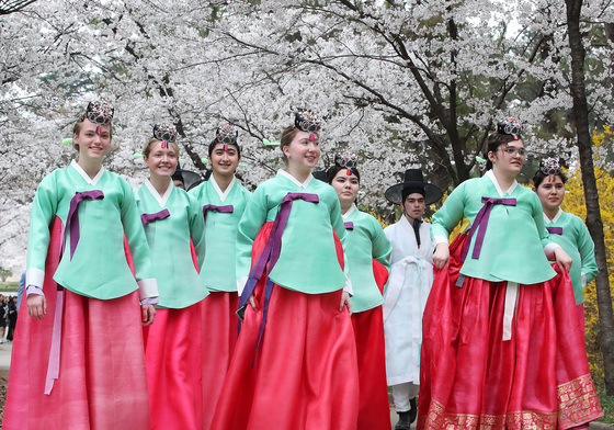 포근한 봄, 낮부터 미세먼지 다시 유입…수도권·충청·호남 '영향권'(종합)