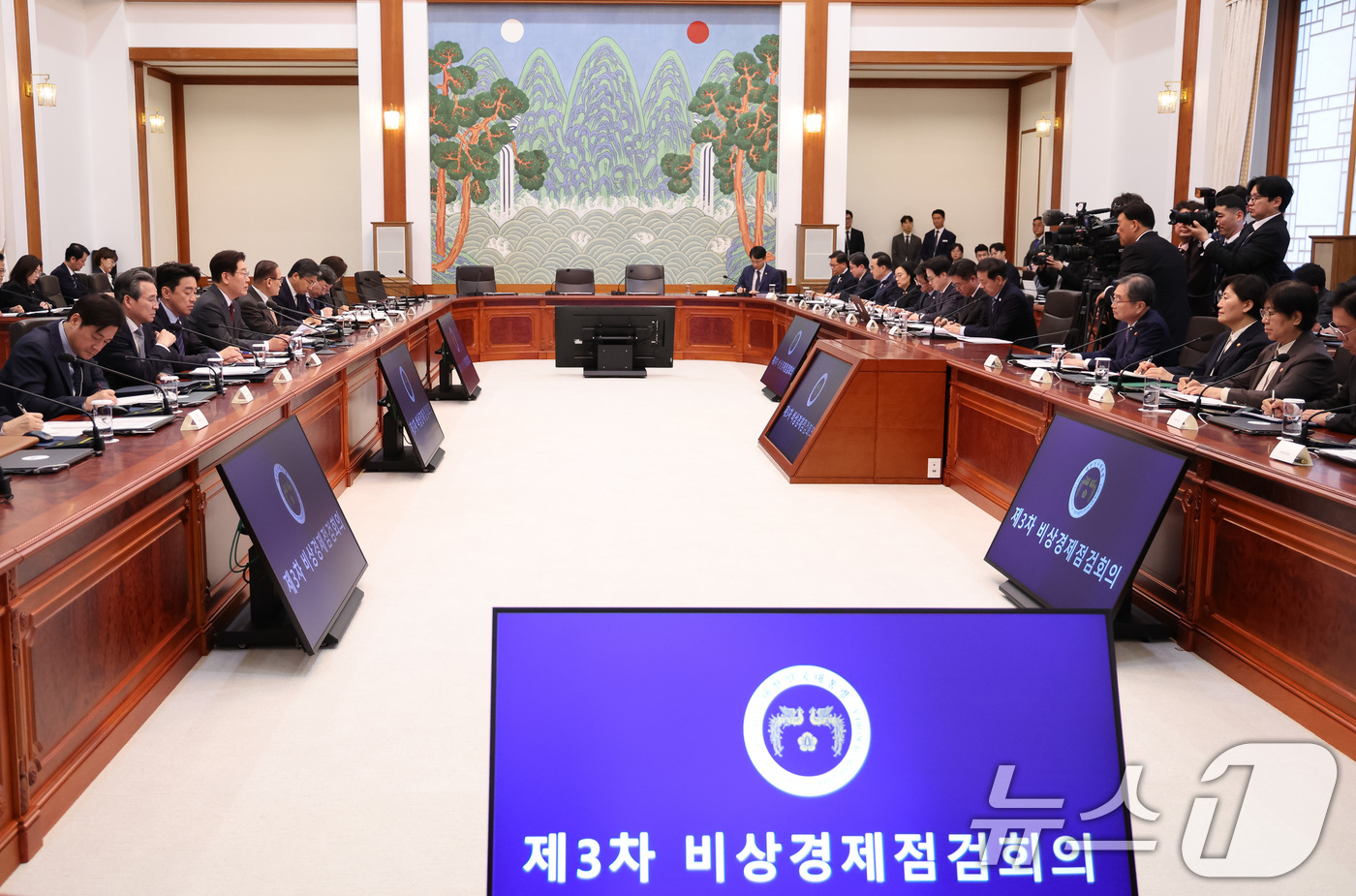 (서울=뉴스1) 허경 기자 = 이재명 대통령이 1일 청와대에서 열린 제3차 비상경제점검회의에서 발언하고 있다. 2026.4.1/뉴스1