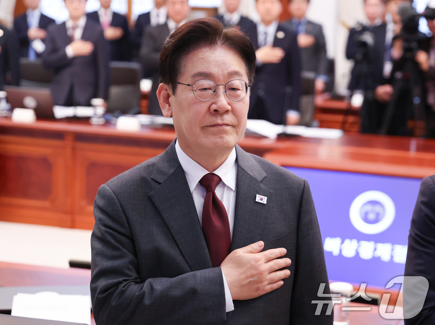 (서울=뉴스1) 허경 기자 = 이재명 대통령이 1일 청와대에서 열린 제3차 비상경제점검회의에서 국민의례를 하고 있다. 2026.4.1/뉴스1