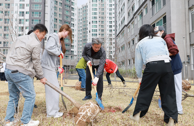 대전 유성구, 민마루근린공원서 주민과 함께 나무심기