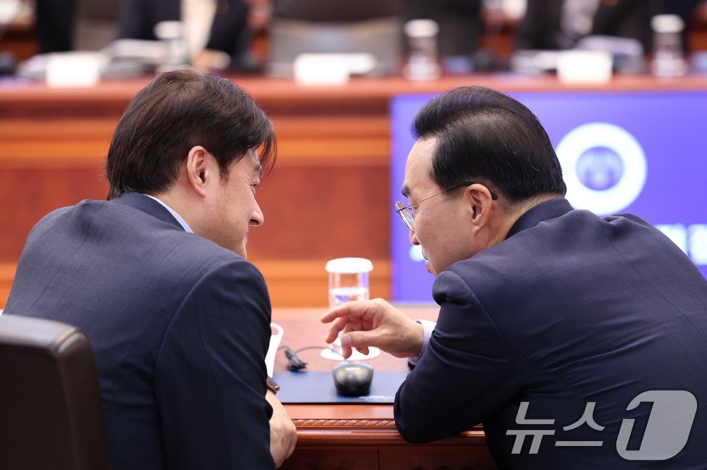 (서울=뉴스1) 허경 기자 = 박홍근 기획예산처 장관과 홍익표 정무수석이 1일 청와대에서 열린 제3차 비상경제점검회의에 서 대화하고 있다. 2026.4.1/뉴스1