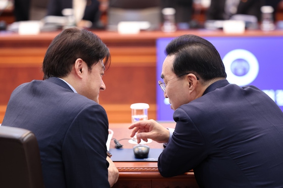 대화하는 박홍근 장관·홍익표 수석