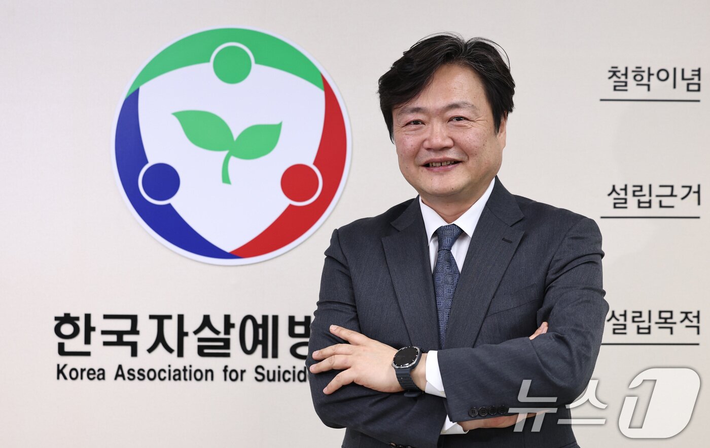 본문 이미지 - 백종우 한국자살예방협회장이 1일 서울 중구 한국자살예방협회 사무실에서 '뉴스1'과의 인터뷰에 앞서 포즈를 취하고 있다. 2026.4.1 ⓒ 뉴스1 구윤성 기자