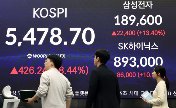 하나證 "SK하이닉스 연간 영업익 231.7조 상향…목표가 160만원"