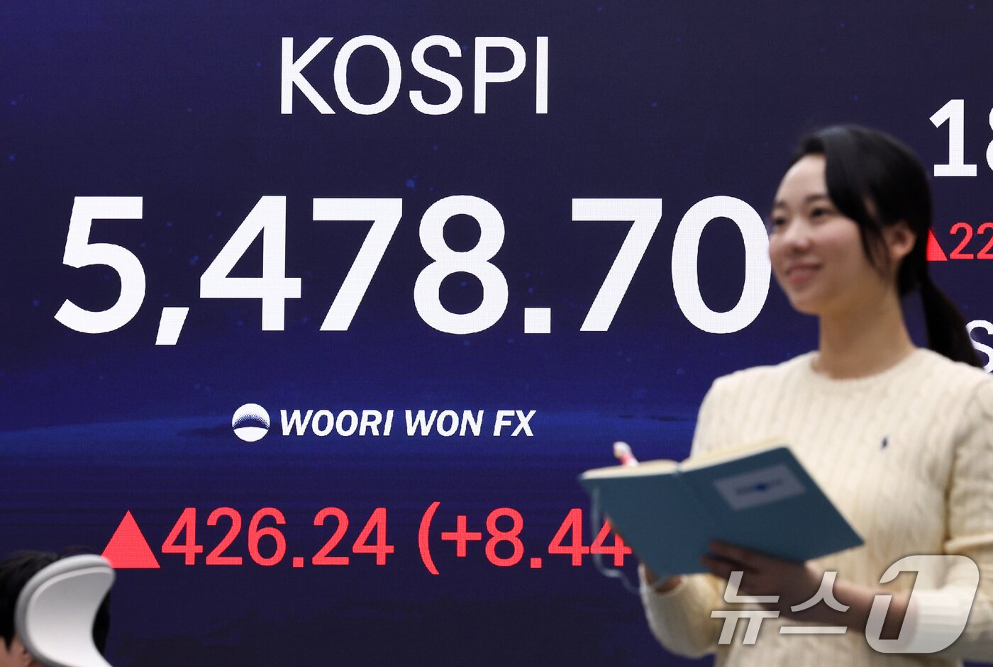 본문 이미지 - 코스피가 급등하며 5400선을 회복 마감한 1일 오후 서울 중구 우리은행 딜링룸 현황판에 코스피지수가 전장대비 426.24(8.44%) 상승한 5,478.70을 표시하고 있다. 2026.4.1 ⓒ 뉴스1 최지환 기자