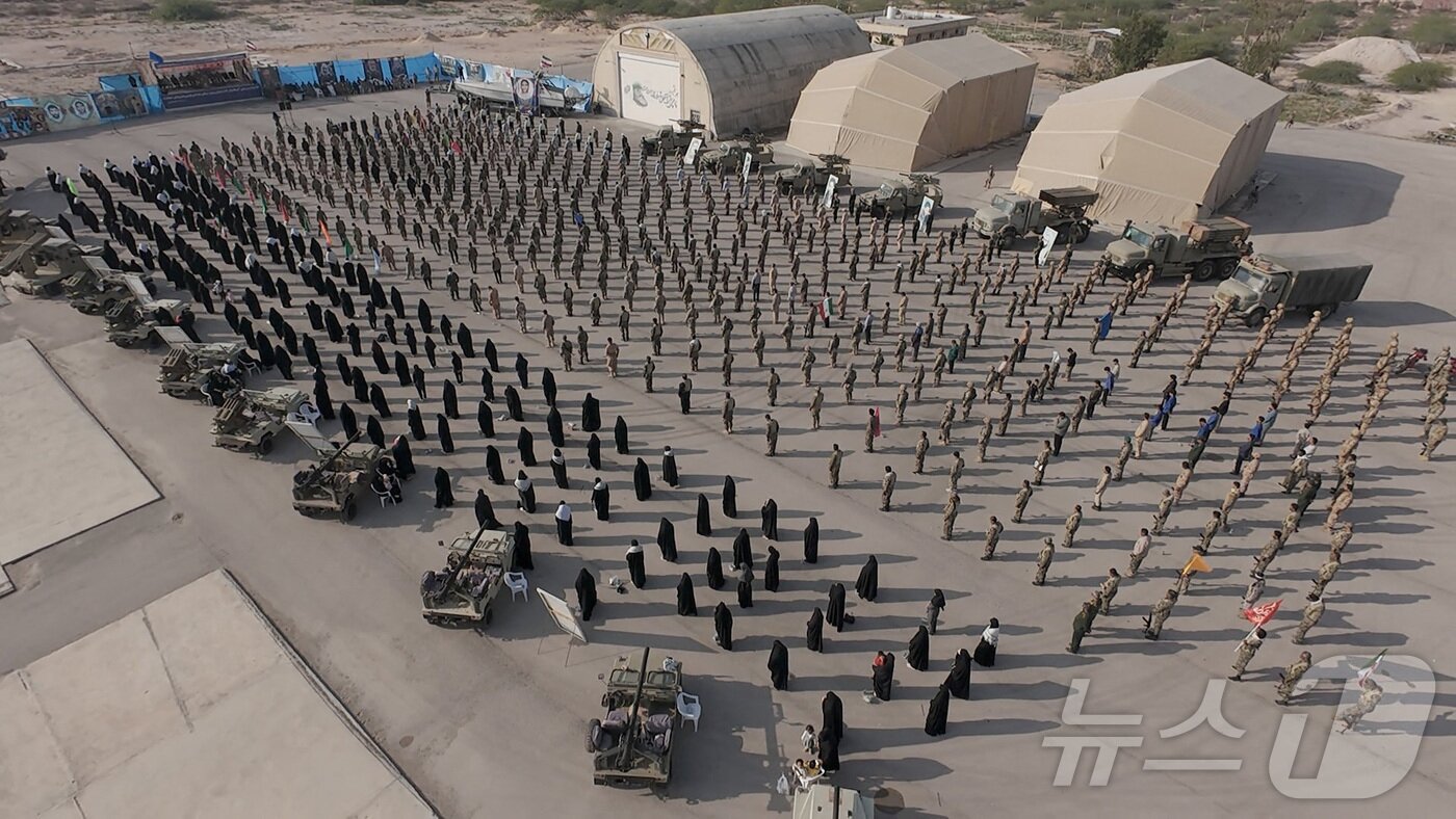 본문 이미지 - 최근 이슬람혁명수비대(IRGC)는 이란 모처에서 군사 훈련을 실시하는 모습을 공개했다. 일부 인원은 어린 아이를 데려온 모습이 포착됐다.  ⓒ 로이터=뉴스1