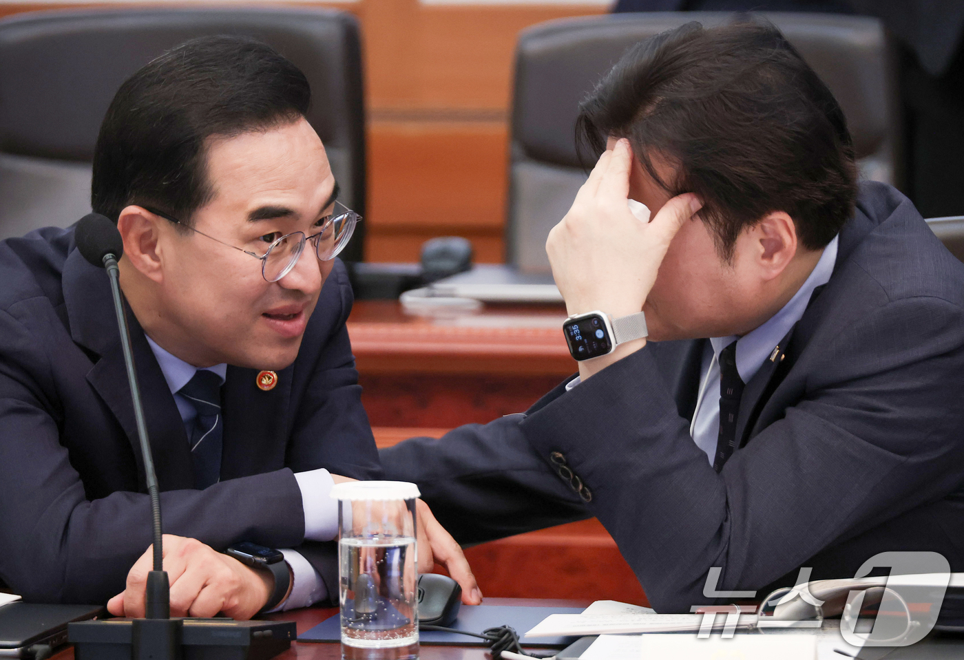 (서울=뉴스1) 허경 기자 = 박홍근 기획예산처 장관과 홍익표 정무수석이 1일 청와대에서 열린 제3차 비상경제점검회의에 서 대화하고 있다. 2026.4.1/뉴스1