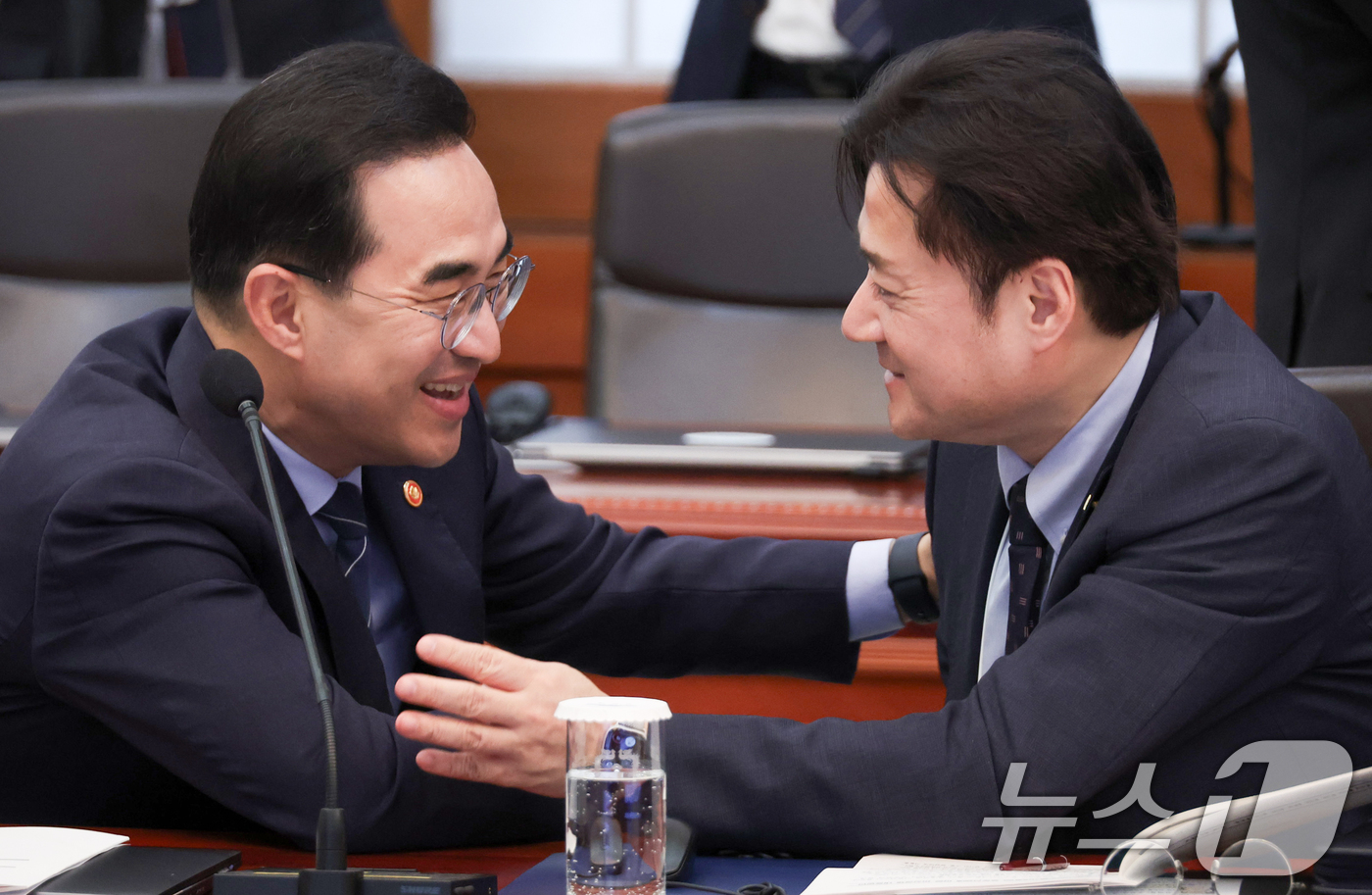 (서울=뉴스1) 허경 기자 = 박홍근 기획예산처 장관과 홍익표 정무수석이 1일 청와대에서 열린 제3차 비상경제점검회의에 서 대화하고 있다. 2026.4.1/뉴스1