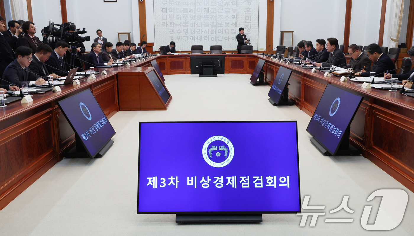(서울=뉴스1) 허경 기자 = 이재명 대통령이 1일 청와대에서 열린 제3차 비상경제점검회의에서 발언하고 있다. 2026.4.1/뉴스1