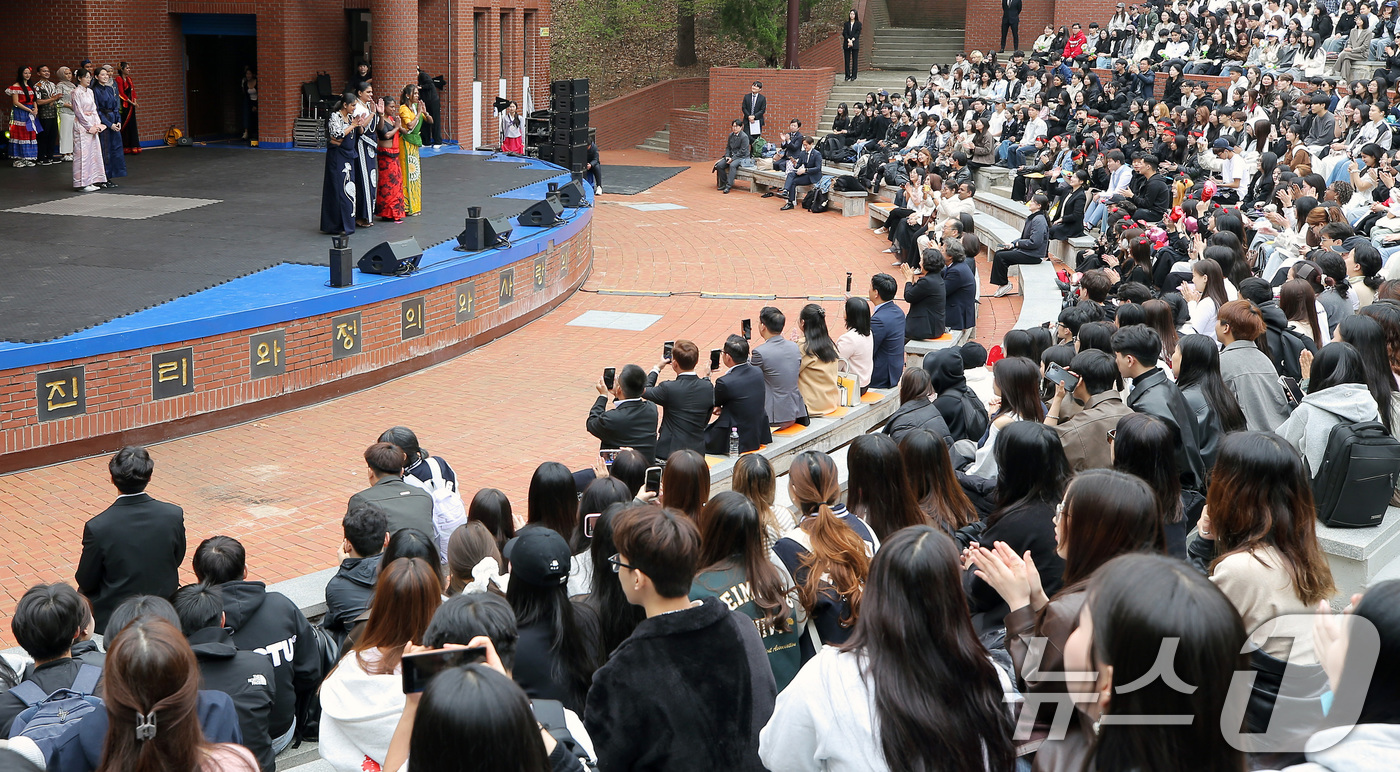 (대구=뉴스1) 공정식 기자 = 대구 달서구 계명대 한국어학당이 1일 성서캠퍼스 노천강당에서 2026학년도 한국어 정규과정 개강식(입학식을 열고 33개국 1414명의 유학생을 맞이 …