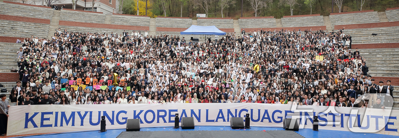 (대구=뉴스1) 공정식 기자 = 대구 달서구 계명대 한국어학당이 1일 성서캠퍼스 노천강당에서 2026학년도 한국어 정규과정 개강식(입학식을 열고 33개국 1414명의 유학생을 맞이 …