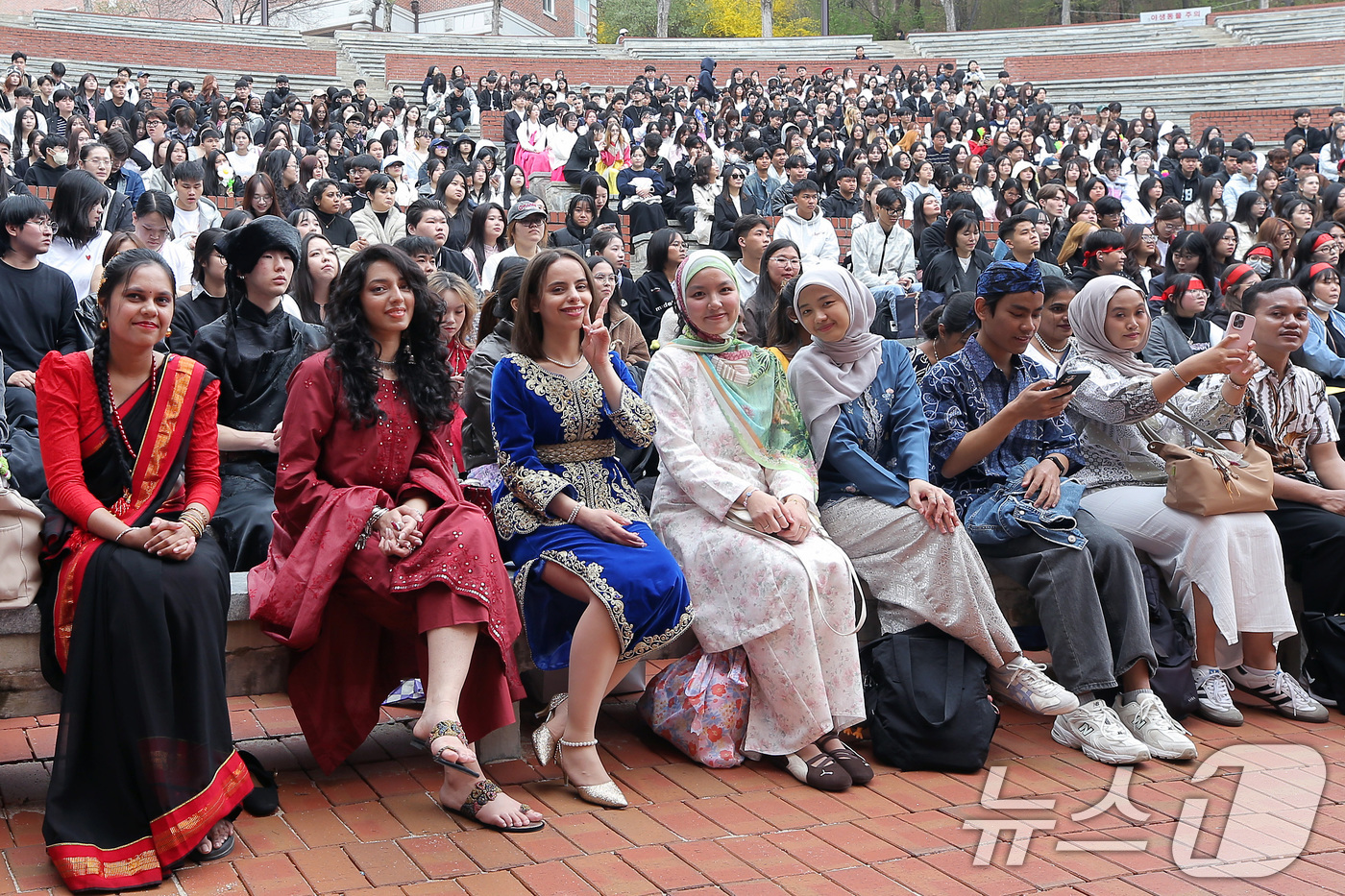 (대구=뉴스1) 공정식 기자 = 대구 달서구 계명대 한국어학당이 1일 성서캠퍼스 노천강당에서 2026학년도 한국어 정규과정 개강식(입학식을 열고 33개국 1414명의 유학생을 맞이 …