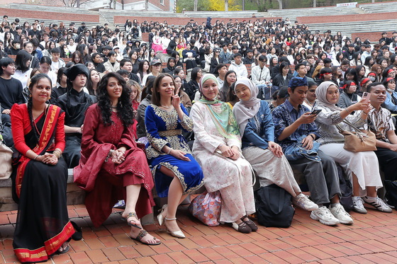 "한국어 배우러 왔어요"