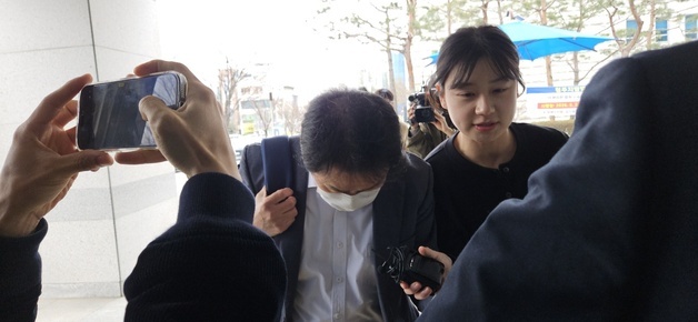 '식당 화장실서 불법 촬영' 충북교육청 전 장학관 구속