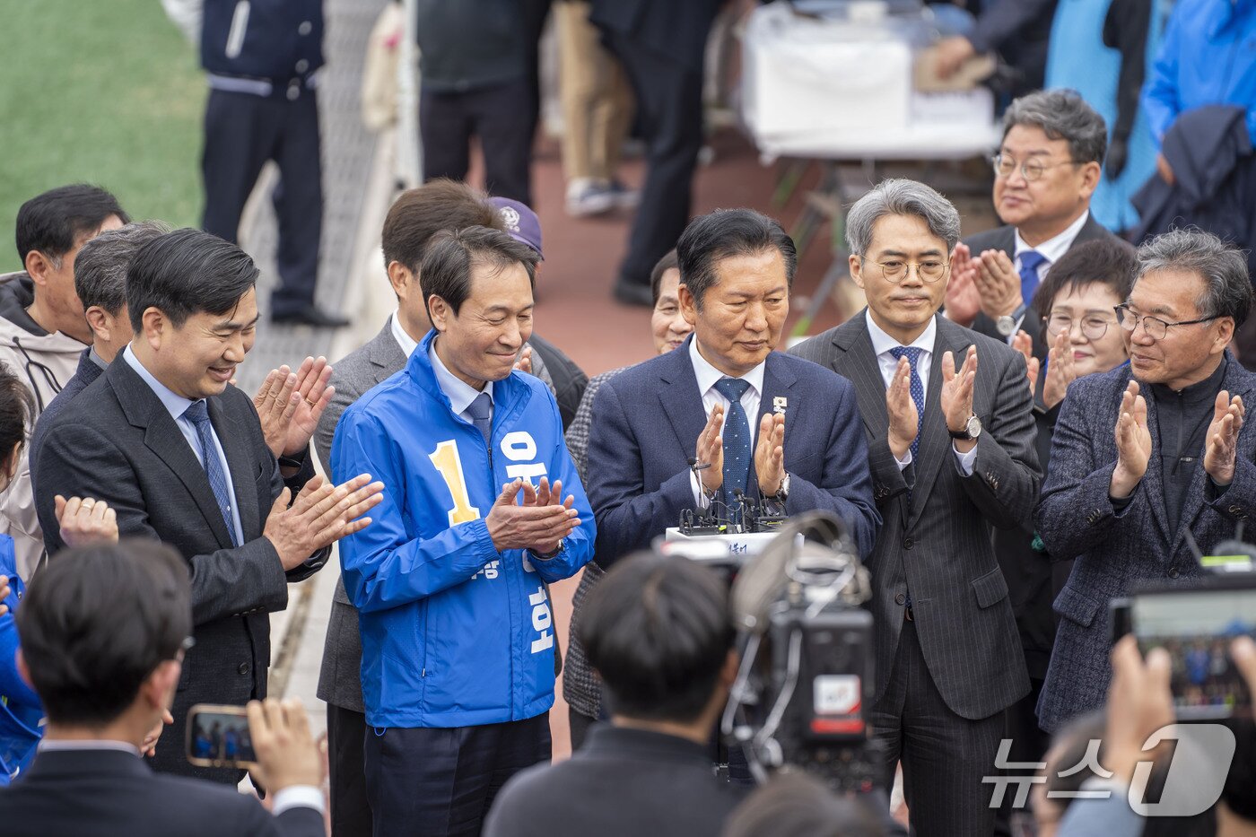 본문 이미지 - 철원 작은마을축제 방문.(우상호 예비후보 측 제공. 재판매 및 DB금지)/뉴스1