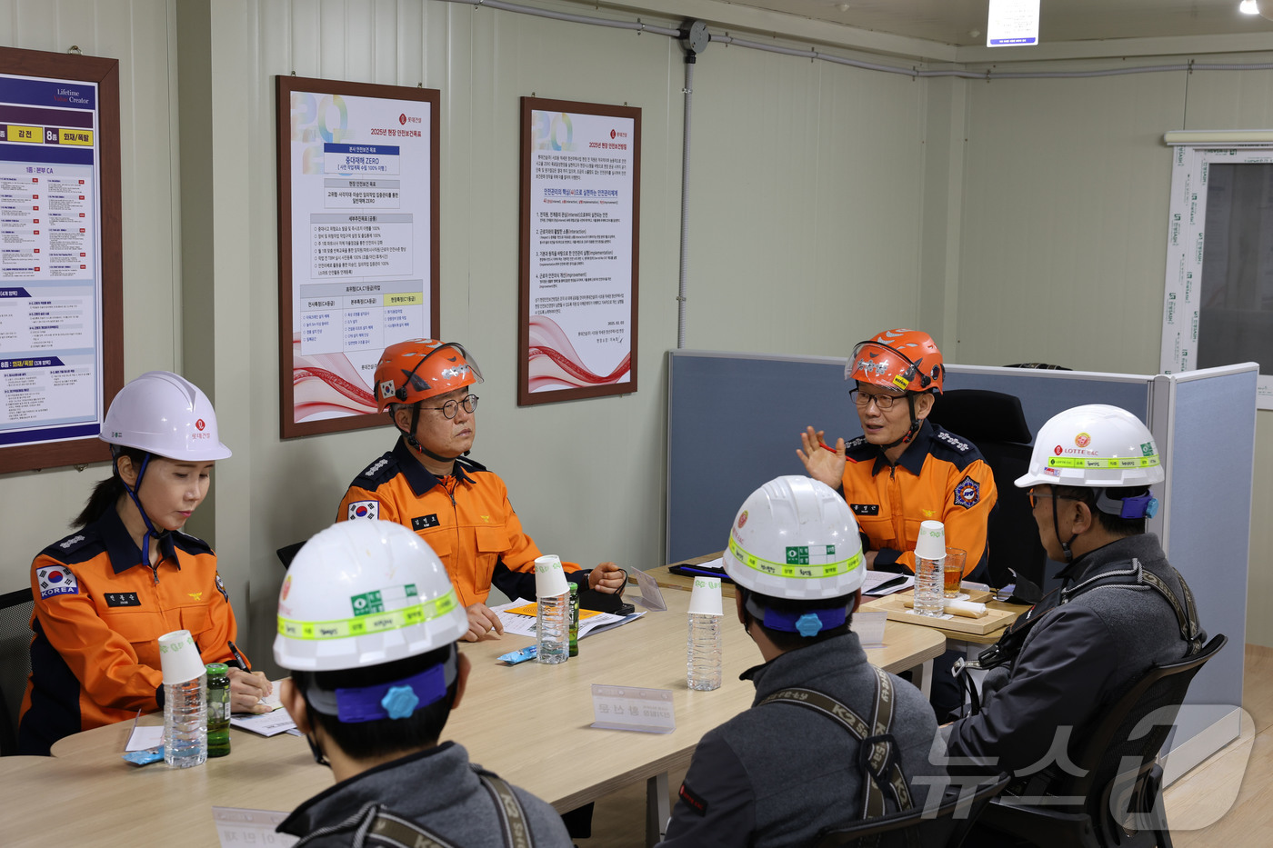 (서울=뉴스1) = 홍영근 서울소방재난본부장이 1일 오후 서울 서초구 소재 역세권 청년주택 건설현장을 방문해 관계자들에게 화재 예방 및 안전관리를 당부하고 있다. (서울소방재난본부 …