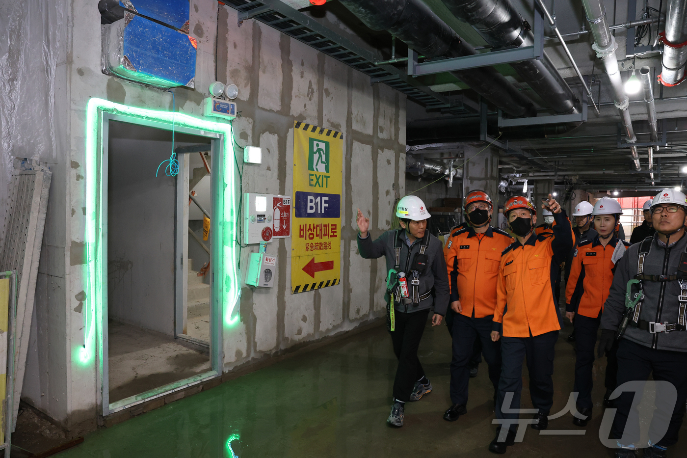 (서울=뉴스1) = 홍영근 서울소방재난본부장이 1일 오후 서울 서초구 소재 역세권 청년주택 건설현장을 방문해 안전관리 실태를 점검하고 있다. (서울소방재난본부 제공. 재판매 및 D …