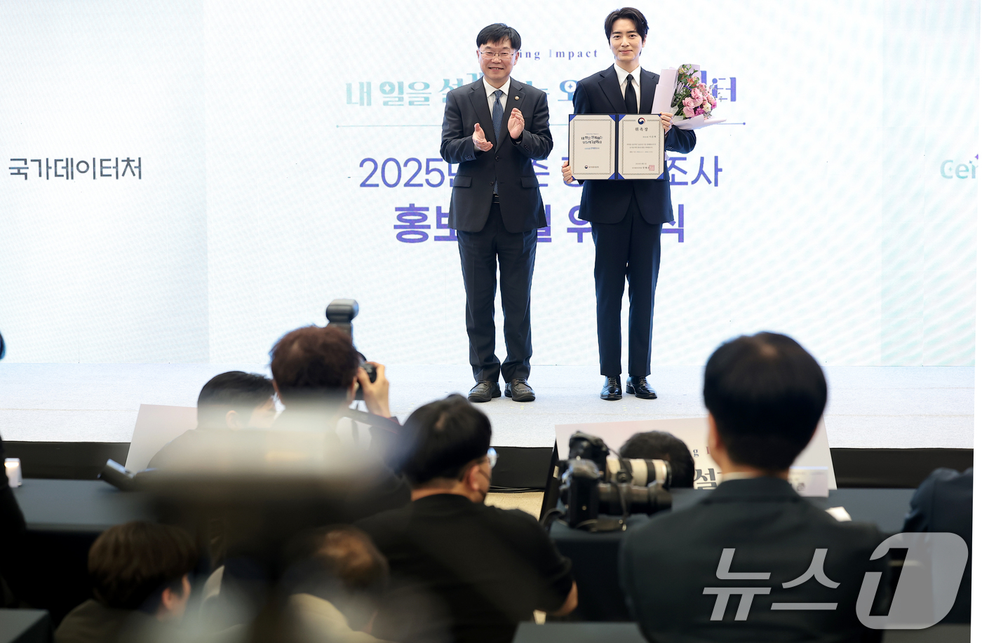 (서울=뉴스1) 권현진 기자 = 배우 이준혁(오른쪽)이 1일 서울 중구 프레스센터에서 2025년 기준 경제총조사 홍보모델로 위촉된 뒤 안형준 국가데이터처장과 기념 촬영을 하고 있다 …