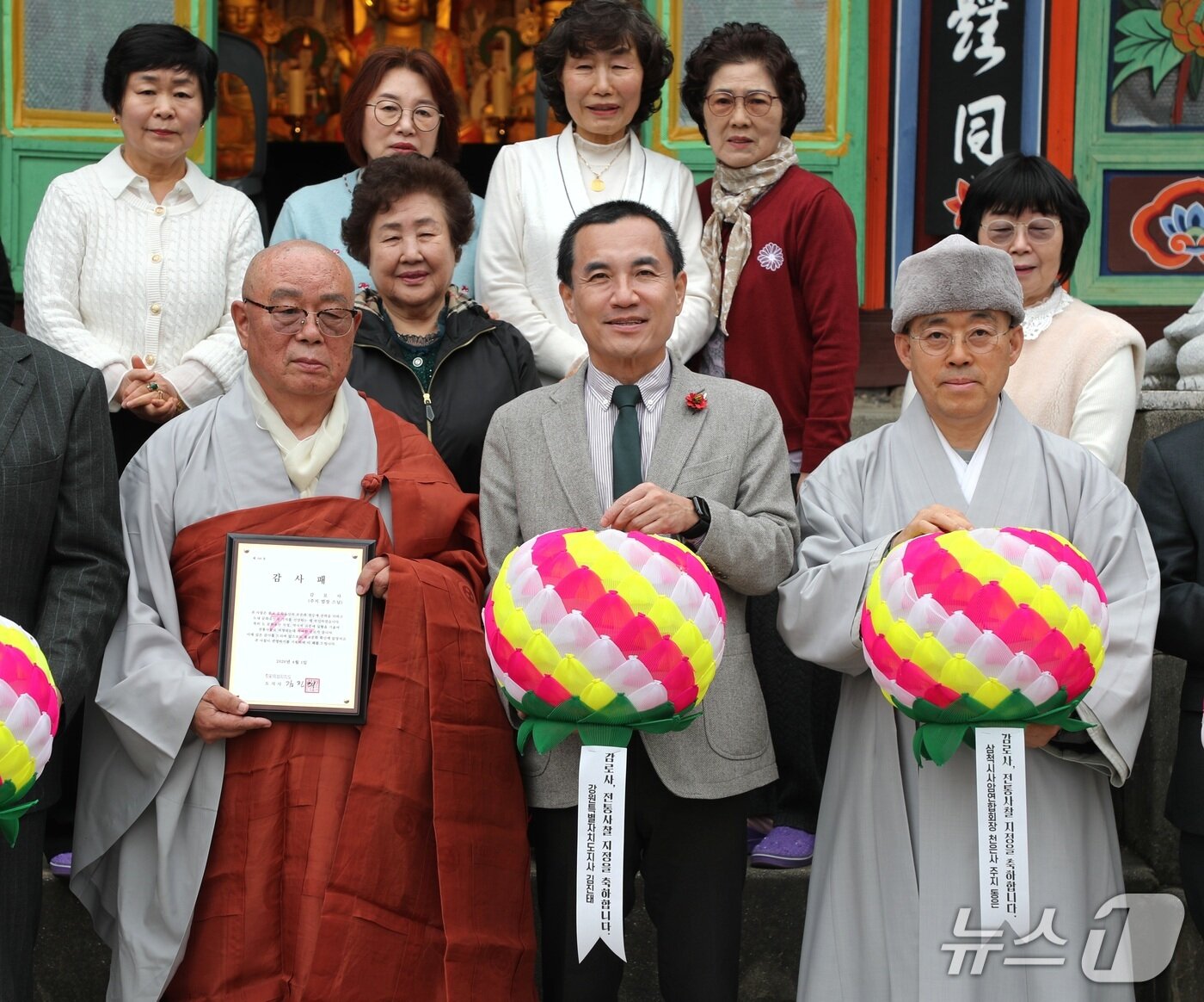 본문 이미지 - 전통사찰 지정된 ‘삼척 감로사’ 방문한 김진태 강원도지사.(강원도 제공. 재판매 및 DB금지)/뉴스1