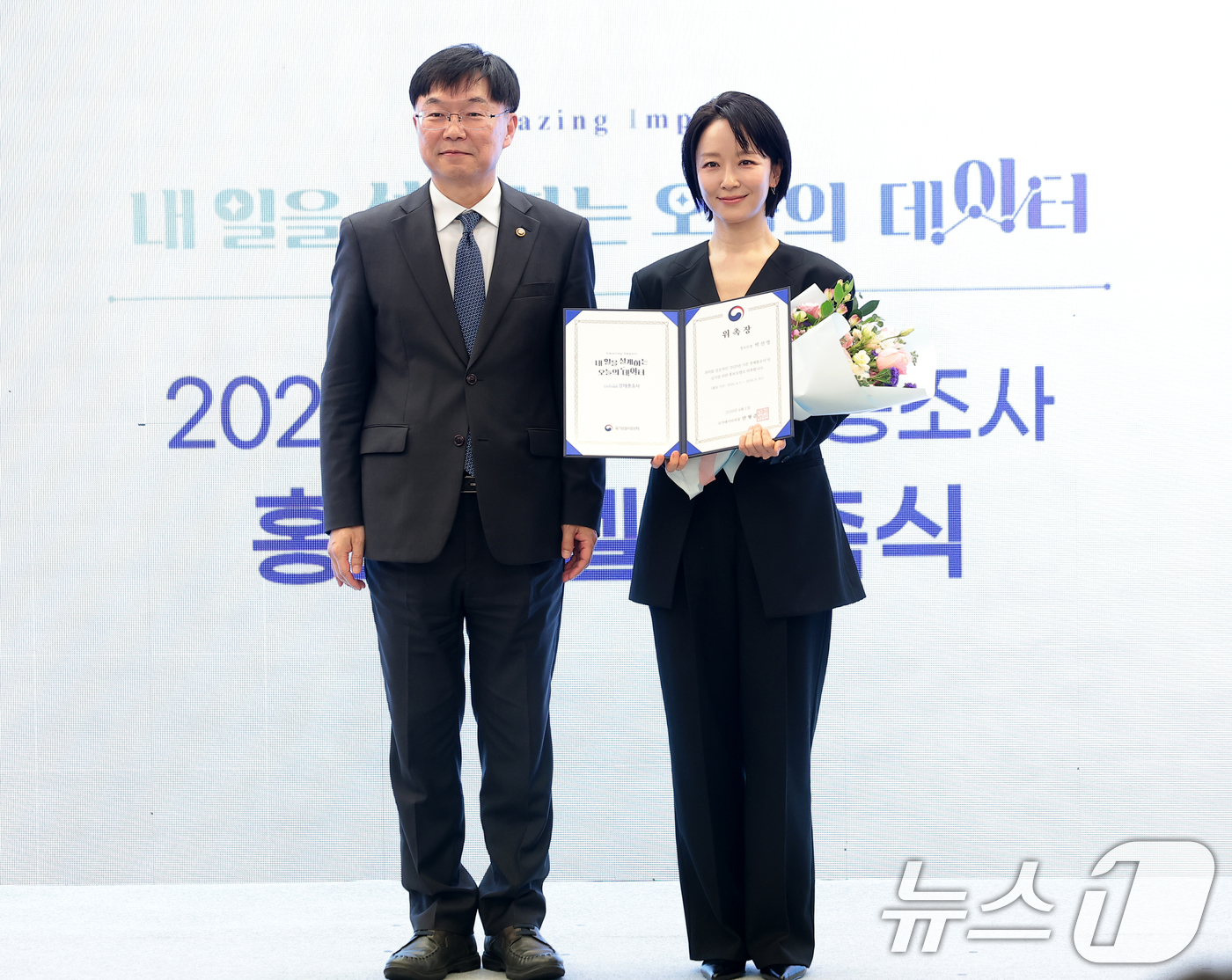 (서울=뉴스1) 권현진 기자 = 박선영 아나운서(오른쪽)가 1일 서울 중구 프레스센터에서 2025년 기준 경제총조사 홍보모델로 위촉된 뒤 안형준 국가데이터처장과 기념 촬영을 하고 …