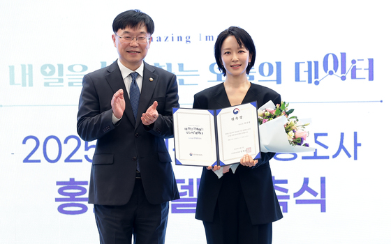 포즈 취하는 안형준 국가데이터처정과 박선영 아나