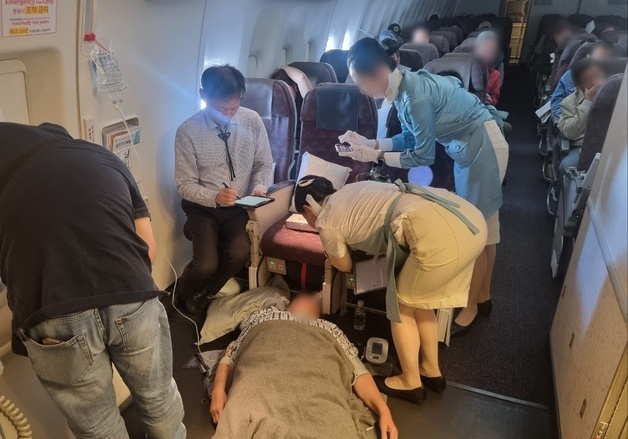 이륙 직후 쓰러진 외국인 승객…'닥터콜' 울리자 달려든 한국 의사 7명