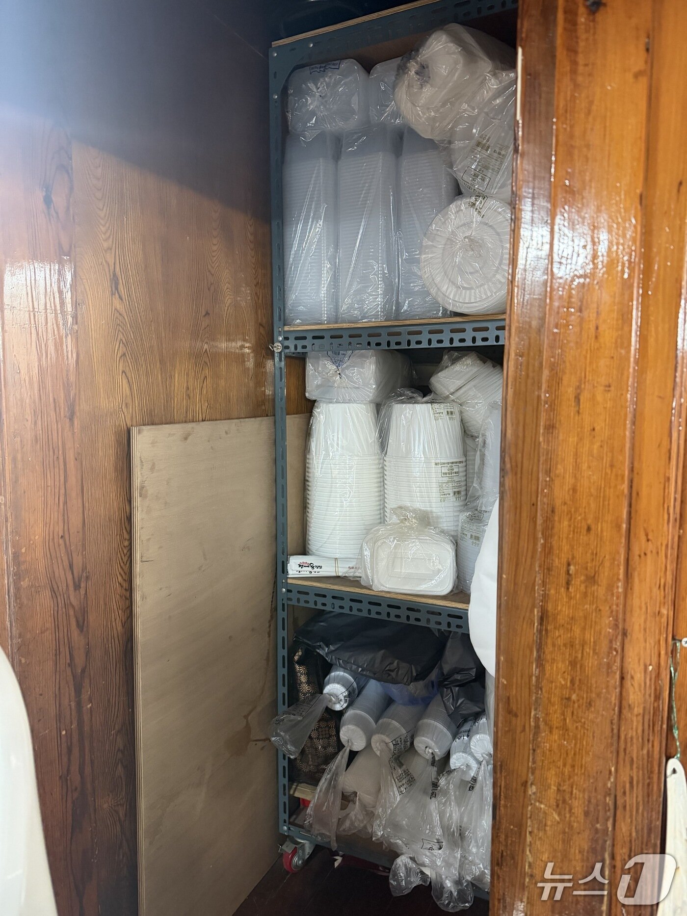 본문 이미지 - 서울의 한 식당 창고에는 미리 사 둔 포장용기들이 적재돼 있다. ⓒ 뉴스1 신민경 기자