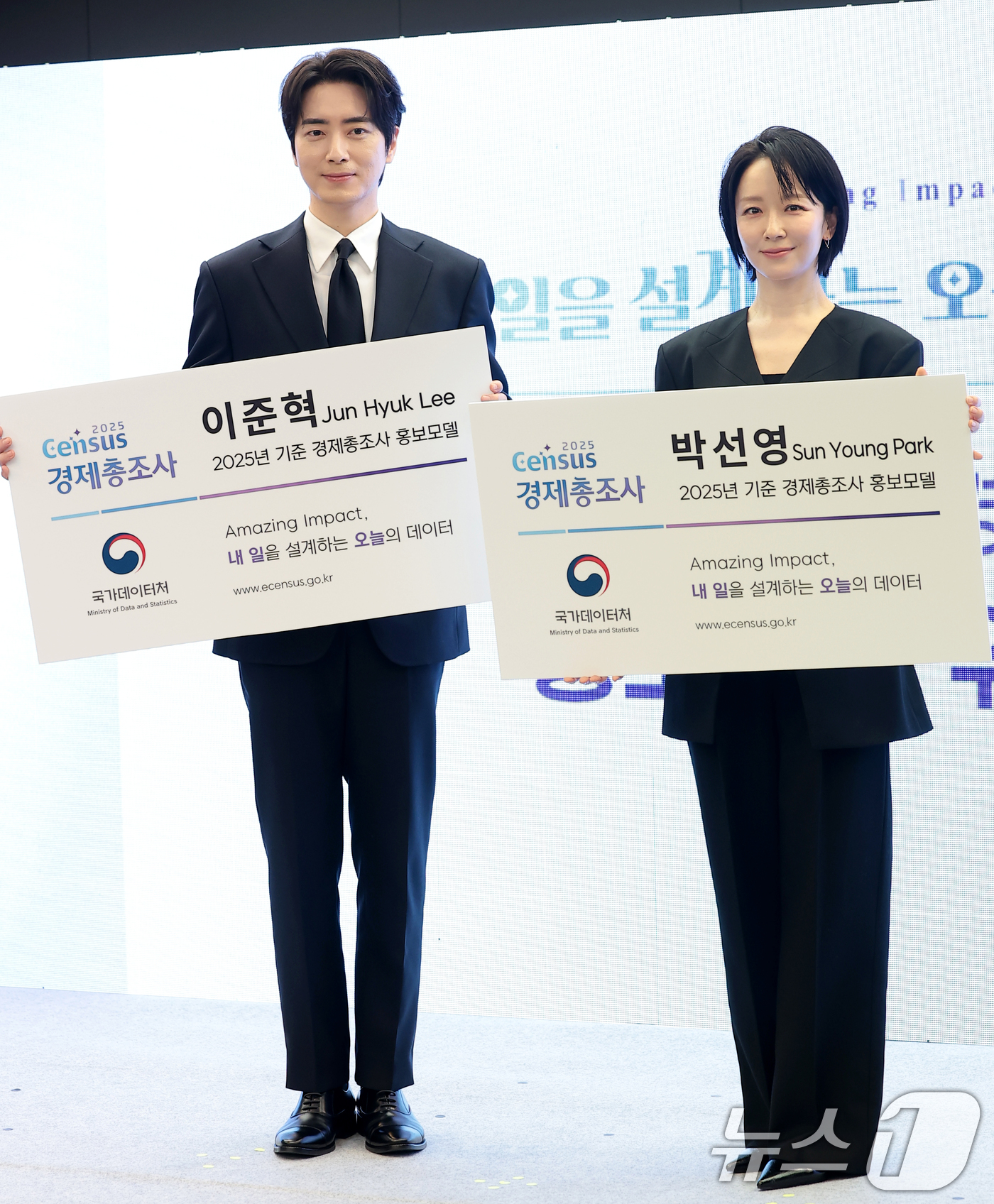 (서울=뉴스1) 권현진 기자 = 배우 이준혁과 박선영 아나운서(오른쪽)가 1일 서울 중구 프레스센터에서 2025년 기준 경제총조사 홍보모델로 위촉된 뒤 포즈를 취하고 있다. 202 …