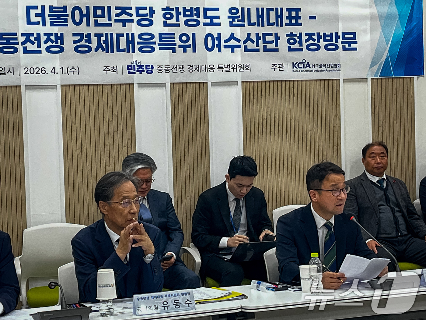 (서울=뉴스1) 유승관 기자 = 한병도 더불어민주당 원내대표가 1일 오후 전남 여수혁신지원센터에서 열린 더불어민주당 중동전쟁 경제대응 특별위원회의 간담회에서 모두발언을 하고 있다. …