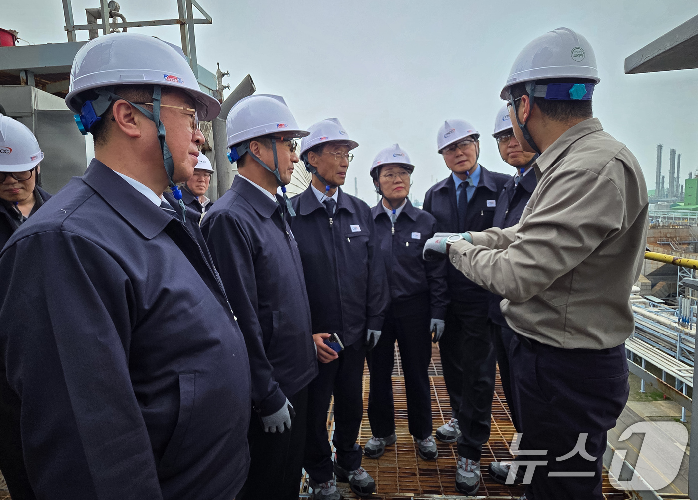 (서울=뉴스1) 유승관 기자 = 한병도 더불어민주당 원내대표와 중동전쟁 경제대응 특별위원회 위원들이 1일 전남 여수시 여수국가산단 내 여천NCC를 방문해 설비를 둘러보고 있다. ( …