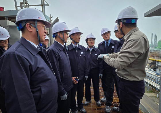 여수산단 찾아 나프타 가공 설명 듣는 한병도 원내대표