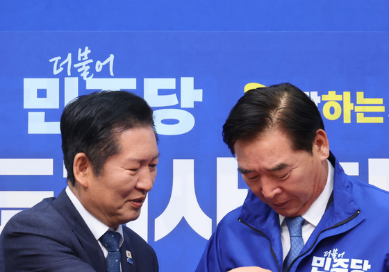 당 점퍼 입혀주는 정청래 대표