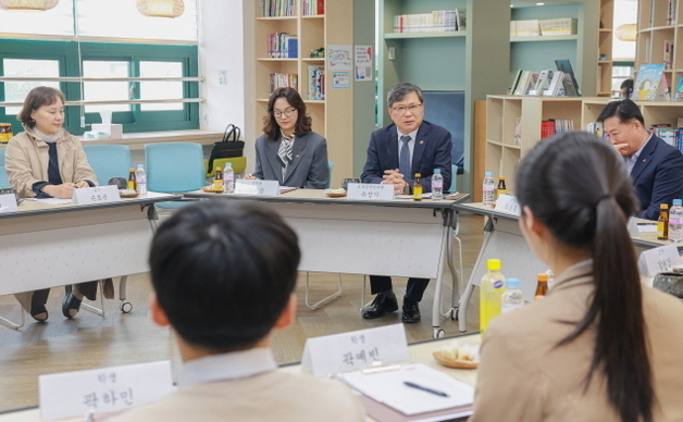 전북교육감 권한대행, 정읍 샘고을중 방문…독서인문교육 활성화 모색
