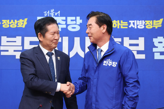 악수하는 정청래·오중기