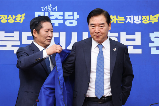 점퍼 입혀주는 정청래 대표