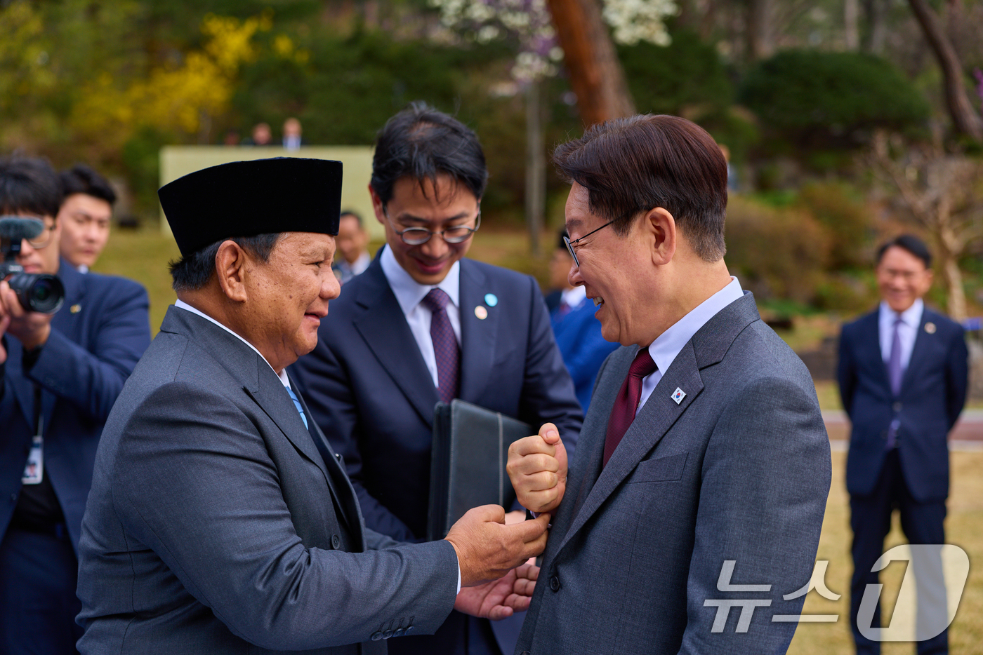 (서울=뉴스1) 허경 기자 = 이재명 대통령과 프라보워 수비안토 인도네시아 대통령이 1일 청와대 녹지원에서 열린 친교일정에서 대화하고 있다. (청와대 제공. 재판매 및 DB 금지) …