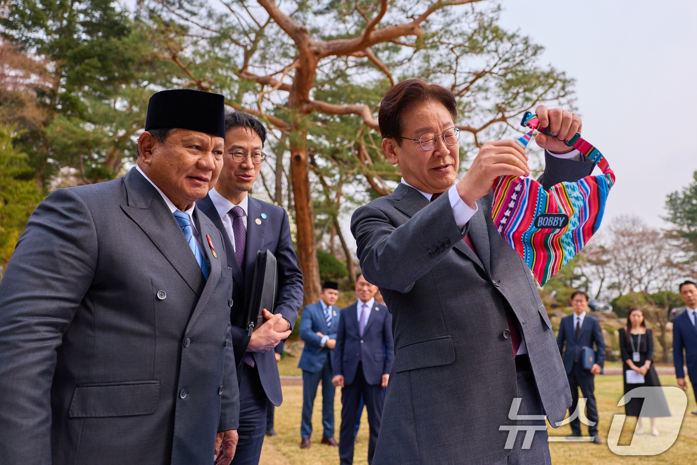(서울=뉴스1) 허경 기자 = 이재명 대통령이 1일 청와대 녹지원에서 열린 선물 교환 친교일정에서 프라보워 수비안토 인도네시아 대통령이 선물한 반려동물 용품을 살펴보고 있다. (청 …