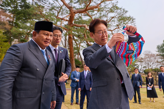 반려동물 용품 살피는 이재명 대통령