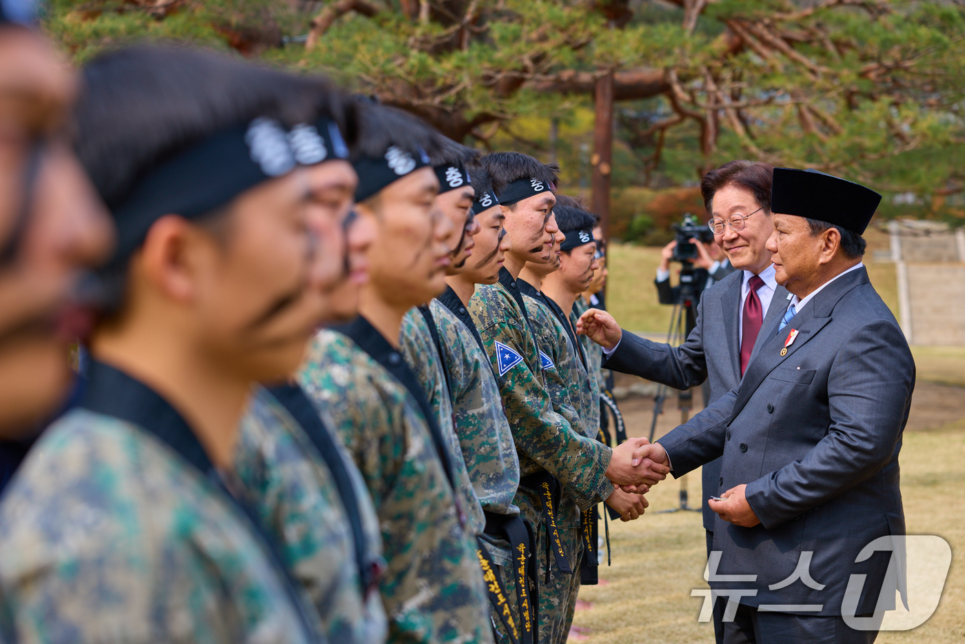 (서울=뉴스1) 허경 기자 = 이재명 대통령과 프라보워 수비안토 인도네시아 대통령이 1일 청와대 녹지원에서 열린 친교일정에서 육군 태권도 시범대 공연을 관람한 뒤 단원들을 격려하고 …