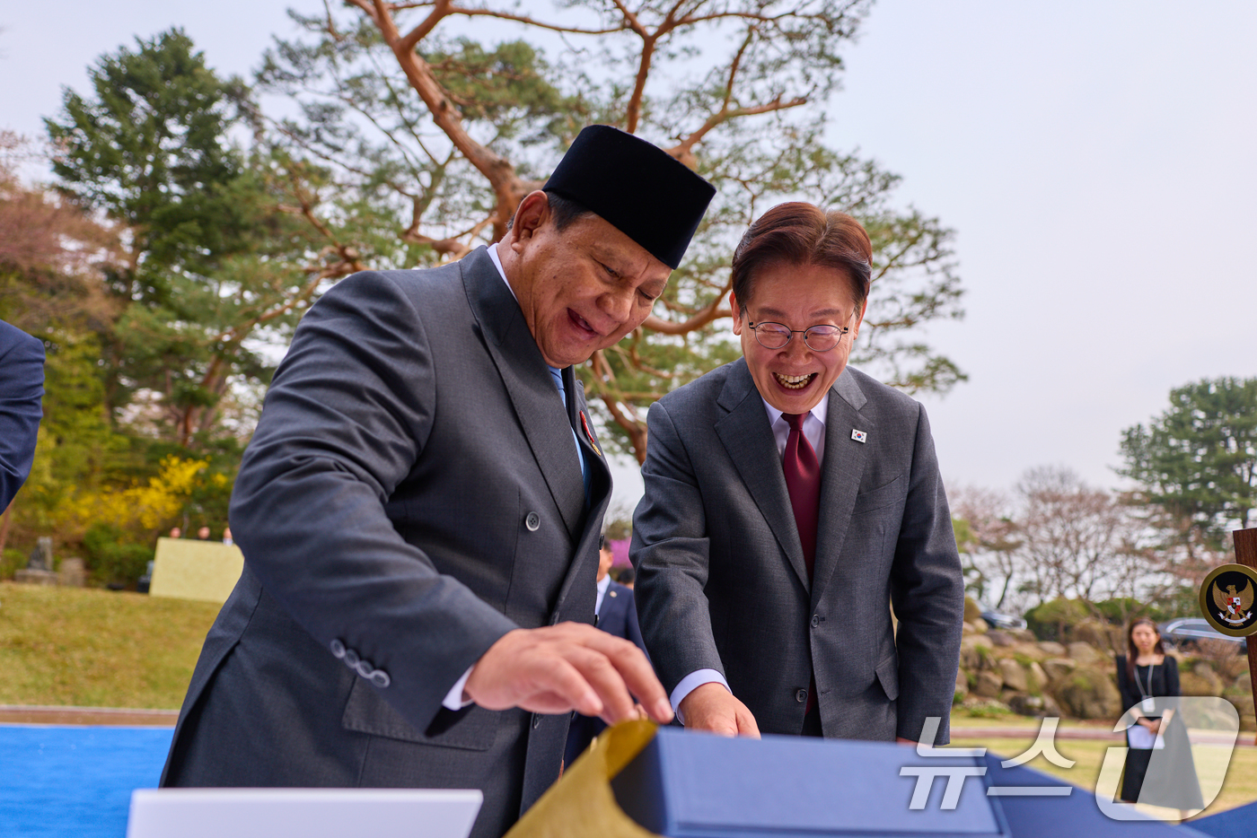 (서울=뉴스1) 허경 기자 = 이재명 대통령과 프라보워 수비안토 인도네시아 대통령이 1일 청와대 녹지원에서 선물 교환 친교일정을 하고 있다. (청와대 제공. 재판매 및 DB 금지) …