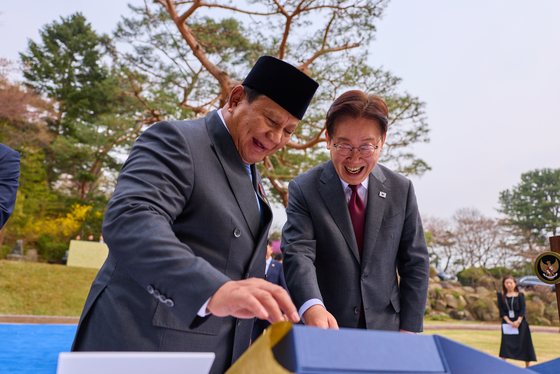 선물 살피는 한·인니 정상