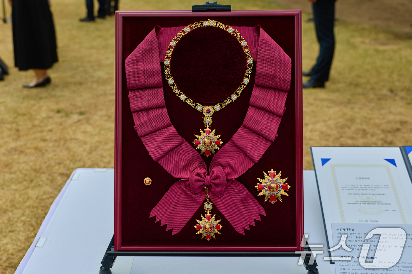 (서울=뉴스1) 허경 기자 = 이재명 대통령이 1일 프라보워 수비안토 인도네시아 대통령에게 수여한 무궁화대훈장. (청와대 제공. 재판매 및 DB 금지) 2026.4.1/뉴스1