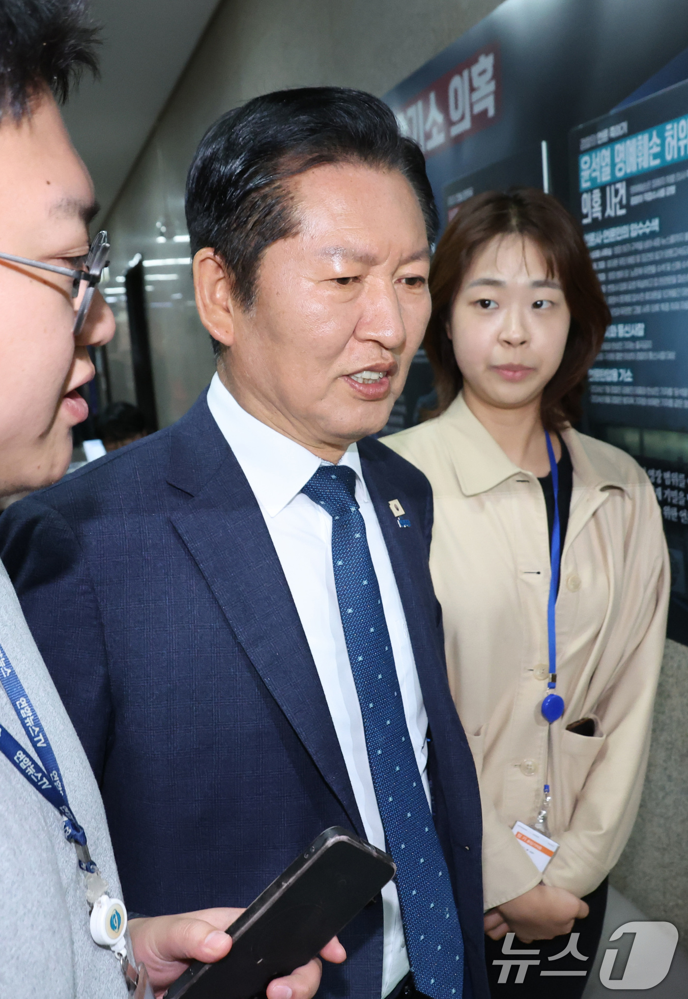 (서울=뉴스1) 신웅수 기자 = 정청래 더불어민주당 대표가 1일 서울 여의도 국회 당대표실에서 열린 오중기 경북도지사 후보 환영식에 참석하며 취재진의 질문을 받고 있다. 2026. …