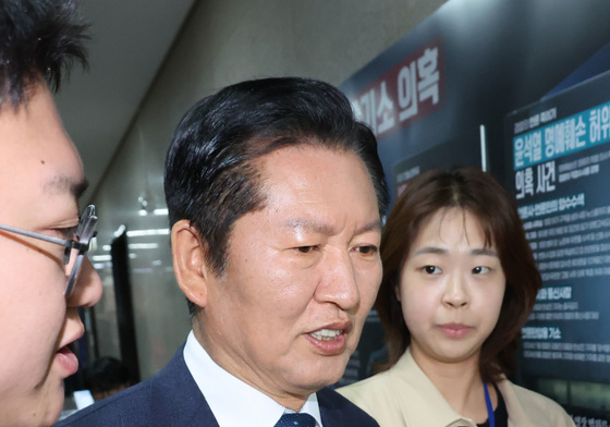 질문 받는 정청래 대표