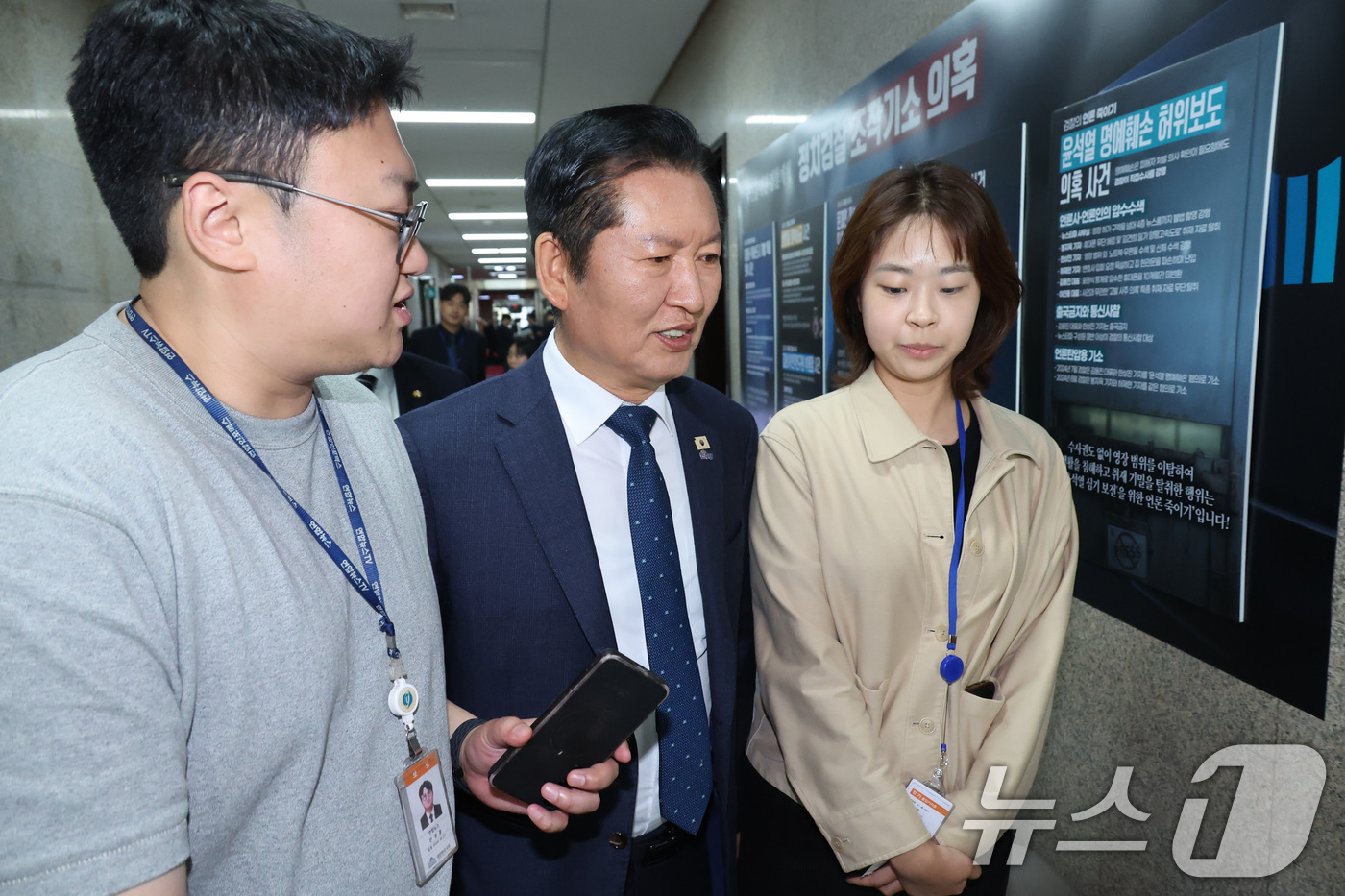 (서울=뉴스1) 신웅수 기자 = 정청래 더불어민주당 대표가 1일 서울 여의도 국회 당대표실에서 열린 오중기 경북도지사 후보 환영식에 참석하며 취재진의 질문을 받고 있다. 2026. …